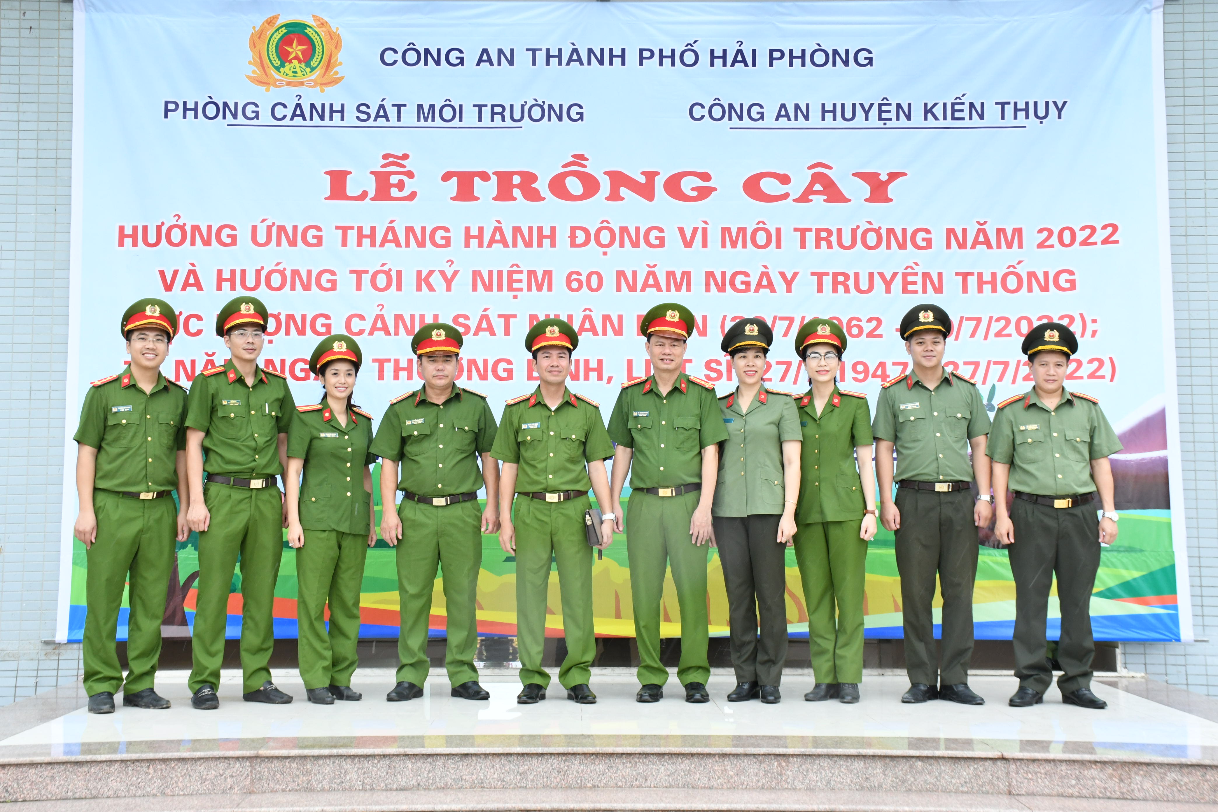 Phòng Cảnh sát môi trường: Trồng cây hưởng ứng tháng hành động vì môi trường và thăm 03 hộ gia đình chính sách